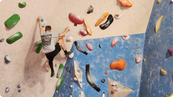 Ein Teammitglied von Elsterkind befindet sich an einer Boulder-Wand