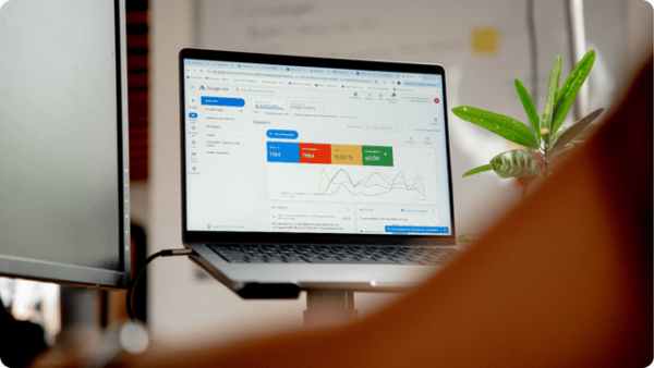 Nahaufnahme eines Laptops auf dem man SEO relevante Grafiken und Statistiken sehen kann.
