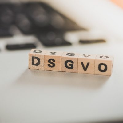 dsgvo schriftzug in holzbuchstaben